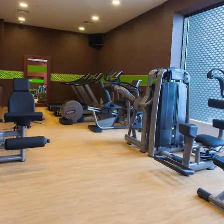 格丹斯克机场希尔顿集团汉普顿酒店 酒店