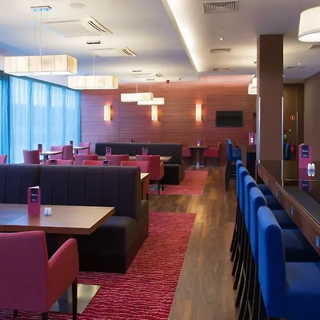 格丹斯克机场希尔顿集团汉普顿酒店 酒店